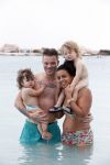 Curacao 27 december 2015
Gers Pardoel met zijn vrouw en hun kinderen Goud en Rocci ophet strand van Mambo beach.