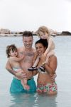 Curacao 27 december 2015
Gers Pardoel met zijn vrouw en hun kinderen Goud en Rocci ophet strand van Mambo beach.