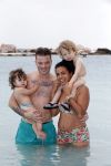 Curacao 27 december 2015
Gers Pardoel met zijn vrouw en hun kinderen Goud en Rocci ophet strand van Mambo beach.