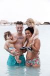 Curacao 27 december 2015
Gers Pardoel met zijn vrouw en hun kinderen Goud en Rocci ophet strand van Mambo beach.