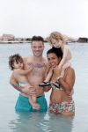 Curacao 27 december 2015
Gers Pardoel met zijn vrouw en hun kinderen Goud en Rocci ophet strand van Mambo beach.