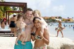 Curacao 27 december 2015
Gers Pardoel met zijn vrouw en hun kinderen Goud en Rocci ophet strand van Mambo beach.