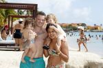 Curacao 27 december 2015
Gers Pardoel met zijn vrouw en hun kinderen Goud en Rocci ophet strand van Mambo beach.