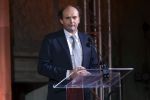 Koninklijke Familie bij uitreiking Prins Claus Prijs 2015 in het Koninklijk Paleis op de Dam. De Prins Claus Prijzen worden door het Prins Claus Fonds voor Cultuur en Ontwikkeling sinds 1997 jaarlijks toegekend aan kunstenaars, denkers en culturele organisaties. 

Royal Family at ceremony Prince Claus Award in 2015 at the Royal Palace on Dam Square. The Prince Claus Awards are presented by the Prince Claus Fund for Culture and Development since 1997 awarded annually to artists, thinkers and cultural organizations.

OP de foto / On the photo: Henk Propper