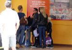 Curacao 25 december 2015
Jan Liza Fem en Emma Smit arriveren op Hato airport . Jan heeft op Curacao en Bonaire een optreden.