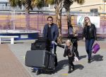 Curacao 25 december 2015
Jan Liza Fem en Emma Smit arriveren op Hato airport . Jan heeft op Curacao en Bonaire een optreden.