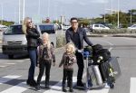 Curacao 25 december 2015
Jan Liza Fem en Emma Smit arriveren op Hato airport . Jan heeft op Curacao en Bonaire een optreden.