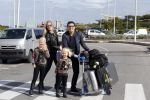 Curacao 25 december 2015
Jan Liza Fem en Emma Smit arriveren op Hato airport . Jan heeft op Curacao en Bonaire een optreden.