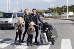 Curacao 25 december 2015
Jan Liza Fem en Emma Smit arriveren op Hato airport . Jan heeft op Curacao en Bonaire een optreden.