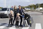 Curacao 25 december 2015
Jan Liza Fem en Emma Smit arriveren op Hato airport . Jan heeft op Curacao en Bonaire een optreden.