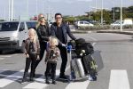 Curacao 25 december 2015
Jan Liza Fem en Emma Smit arriveren op Hato airport . Jan heeft op Curacao en Bonaire een optreden.