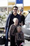 Curacao 25 december 2015
Jan Liza Fem en Emma Smit arriveren op Hato airport . Jan heeft op Curacao en Bonaire een optreden.
