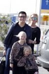 Curacao 25 december 2015
Jan Liza Fem en Emma Smit arriveren op Hato airport . Jan heeft op Curacao en Bonaire een optreden.