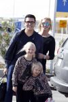 Curacao 25 december 2015
Jan Liza Fem en Emma Smit arriveren op Hato airport . Jan heeft op Curacao en Bonaire een optreden.