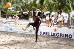 Curacao, 27 December 2015
Jean Paul Boetius (FC Basel) samen met Kenny Tete (Ajax), Terence Kongolo (Feyenoord), Rodney Kongolo (Manchester City) en Jody Lukoki (SC Cambuur) op het strand aan het voetballen
