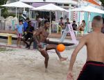 Curacao, 27 December 2015
Jean Paul Boetius (FC Basel) samen met Kenny Tete (Ajax), Terence Kongolo (Feyenoord), Rodney Kongolo (Manchester City) en Jody Lukoki (SC Cambuur) op het strand aan het voetballen