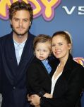 Amsterdam 9 decmber 2015
Premiere Mega Mindy met oa Jim Bakkum en Frou Souffriau in pathe arena.
Jim met Bettina Berger en hun zoon.
