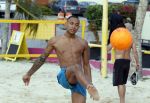 Curacao, 27 December 2015
Jean Paul Boetius (FC Basel) samen met Kenny Tete (Ajax), Terence Kongolo (Feyenoord), Rodney Kongolo (Manchester City) en Jody Lukoki (SC Cambuur) op het strand aan het voetballen