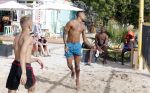 Curacao, 27 December 2015
Jean Paul Boetius (FC Basel) samen met Kenny Tete (Ajax), Terence Kongolo (Feyenoord), Rodney Kongolo (Manchester City) en Jody Lukoki (SC Cambuur) op het strand aan het voetballen
