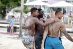 Curacao, 27 December 2015
Jean Paul Boetius (FC Basel) samen met Kenny Tete (Ajax), Terence Kongolo (Feyenoord), Rodney Kongolo (Manchester City) en Jody Lukoki (SC Cambuur) op het strand aan het voetballen