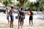 Curacao, 27 December 2015
Jean Paul Boetius (FC Basel) samen met Kenny Tete (Ajax), Terence Kongolo (Feyenoord), Rodney Kongolo (Manchester City) en Jody Lukoki (SC Cambuur) op het strand aan het voetballen