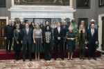 Koninklijke Familie bij uitreiking Prins Claus Prijs 2015 in het Koninklijk Paleis op de Dam. De Prins Claus Prijzen worden door het Prins Claus Fonds voor Cultuur en Ontwikkeling sinds 1997 jaarlijks toegekend aan kunstenaars, denkers en culturele organisaties. 

Royal Family at ceremony Prince Claus Award in 2015 at the Royal Palace on Dam Square. The Prince Claus Awards are presented by the Prince Claus Fund for Culture and Development since 1997 awarded annually to artists, thinkers and cultural organizations.

OP de foto / On the photo:  Prinses Beatrix  , Prinses Mabel ,  Prins Constantijn en Prinses Laurentien , Koning Willem-Alexander en Koningin Maxima met de Iraanse fotografe Newsha Tavakolian en Laureaten