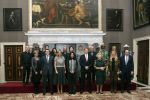 Koninklijke Familie bij uitreiking Prins Claus Prijs 2015 in het Koninklijk Paleis op de Dam. De Prins Claus Prijzen worden door het Prins Claus Fonds voor Cultuur en Ontwikkeling sinds 1997 jaarlijks toegekend aan kunstenaars, denkers en culturele organisaties. 

Royal Family at ceremony Prince Claus Award in 2015 at the Royal Palace on Dam Square. The Prince Claus Awards are presented by the Prince Claus Fund for Culture and Development since 1997 awarded annually to artists, thinkers and cultural organizations.

OP de foto / On the photo:  Prinses Beatrix  , Prinses Mabel ,  Prins Constantijn en Prinses Laurentien , Koning Willem-Alexander en Koningin Maxima met de Iraanse fotografe Newsha Tavakolian en Laureaten