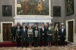 Koninklijke Familie bij uitreiking Prins Claus Prijs 2015 in het Koninklijk Paleis op de Dam. De Prins Claus Prijzen worden door het Prins Claus Fonds voor Cultuur en Ontwikkeling sinds 1997 jaarlijks toegekend aan kunstenaars, denkers en culturele organisaties. 

Royal Family at ceremony Prince Claus Award in 2015 at the Royal Palace on Dam Square. The Prince Claus Awards are presented by the Prince Claus Fund for Culture and Development since 1997 awarded annually to artists, thinkers and cultural organizations.

OP de foto / On the photo:  Prinses Beatrix  , Prinses Mabel ,  Prins Constantijn en Prinses Laurentien , Koning Willem-Alexander en Koningin Maxima met de Iraanse fotografe Newsha Tavakolian en Laureaten