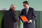 Koninklijke Familie bij uitreiking Prins Claus Prijs 2015 in het Koninklijk Paleis op de Dam. De Prins Claus Prijzen worden door het Prins Claus Fonds voor Cultuur en Ontwikkeling sinds 1997 jaarlijks toegekend aan kunstenaars, denkers en culturele organisaties. 

Royal Family at ceremony Prince Claus Award in 2015 at the Royal Palace on Dam Square. The Prince Claus Awards are presented by the Prince Claus Fund for Culture and Development since 1997 awarded annually to artists, thinkers and cultural organizations.

OP de foto / On the photo:  Latif Al-Ani (Irak, 1932), fotograaf