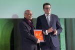 Koninklijke Familie bij uitreiking Prins Claus Prijs 2015 in het Koninklijk Paleis op de Dam. De Prins Claus Prijzen worden door het Prins Claus Fonds voor Cultuur en Ontwikkeling sinds 1997 jaarlijks toegekend aan kunstenaars, denkers en culturele organisaties. 

Royal Family at ceremony Prince Claus Award in 2015 at the Royal Palace on Dam Square. The Prince Claus Awards are presented by the Prince Claus Fund for Culture and Development since 1997 awarded annually to artists, thinkers and cultural organizations.

OP de foto / On the photo:  Latif Al-Ani (Irak, 1932), fotograaf