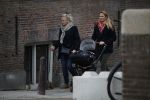 Amsterdam 8 december 2015
Lieke v Lexmond wandelend met zoon Vik en haar moeder op straat in Amsterdam.