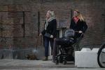 Amsterdam 8 december 2015
Lieke v Lexmond wandelend met zoon Vik en haar moeder op straat in Amsterdam.