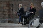 Amsterdam 8 december 2015
Lieke v Lexmond wandelend met zoon Vik en haar moeder op straat in Amsterdam.