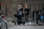 Amsterdam 8 december 2015
Lieke v Lexmond wandelend met zoon Vik en haar moeder op straat in Amsterdam.