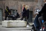 Amsterdam 8 december 2015
Lieke v Lexmond wandelend met zoon Vik en haar moeder op straat in Amsterdam.