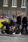 Amsterdam 8 december 2015
Lieke v Lexmond wandelend met zoon Vik en haar moeder op straat in Amsterdam.