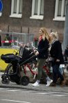 Amsterdam 8 december 2015
Lieke v Lexmond wandelend met zoon Vik en haar moeder op straat in Amsterdam.