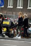 Amsterdam 8 december 2015
Lieke v Lexmond wandelend met zoon Vik en haar moeder op straat in Amsterdam.