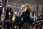 Amsterdam 8 december 2015
Lieke v Lexmond wandelend met zoon Vik en haar moeder op straat in Amsterdam.