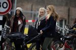 Amsterdam 8 december 2015
Lieke v Lexmond wandelend met zoon Vik en haar moeder op straat in Amsterdam.