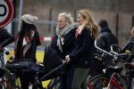 Amsterdam 8 december 2015
Lieke v Lexmond wandelend met zoon Vik en haar moeder op straat in Amsterdam.