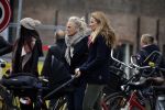 Amsterdam 8 december 2015
Lieke v Lexmond wandelend met zoon Vik en haar moeder op straat in Amsterdam.