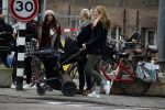 Amsterdam 8 december 2015
Lieke v Lexmond wandelend met zoon Vik en haar moeder op straat in Amsterdam.