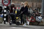 Amsterdam 8 december 2015
Lieke v Lexmond wandelend met zoon Vik en haar moeder op straat in Amsterdam.