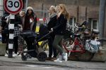Amsterdam 8 december 2015
Lieke v Lexmond wandelend met zoon Vik en haar moeder op straat in Amsterdam.