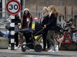 Amsterdam 8 december 2015
Lieke v Lexmond wandelend met zoon Vik en haar moeder op straat in Amsterdam.