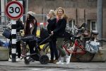 Amsterdam 8 december 2015
Lieke v Lexmond wandelend met zoon Vik en haar moeder op straat in Amsterdam.