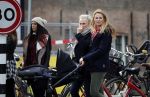 Amsterdam 8 december 2015
Lieke v Lexmond wandelend met zoon Vik en haar moeder op straat in Amsterdam.