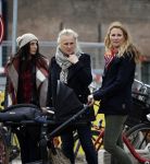 Amsterdam 8 december 2015
Lieke v Lexmond wandelend met zoon Vik en haar moeder op straat in Amsterdam.