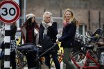 Amsterdam 8 december 2015
Lieke v Lexmond wandelend met zoon Vik en haar moeder op straat in Amsterdam.